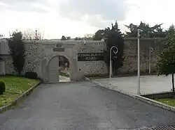Porte d'accès surmontée de la  Tuğra d'Abdülmecid Ier.