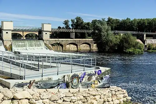 Œuvre d'art au bout de la passe à poissons du barrage de Mauzac