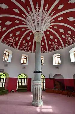 Salle du Şhahkulu Sultan Dergahi Cemevi (ou Shahkulu Sultan Tekkesi) à Istanbul (quartier de Kadıköy), dont la fondation remonte au XIVe siècle.