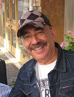 Description de l'image Şener Şen.jpg.
