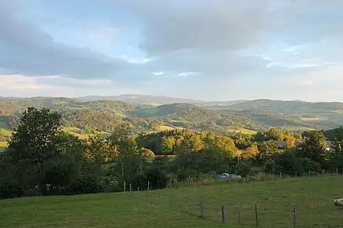 Vue de la montagne Javorník et des contreforts de la Šumava depuis le village de Štítkov.