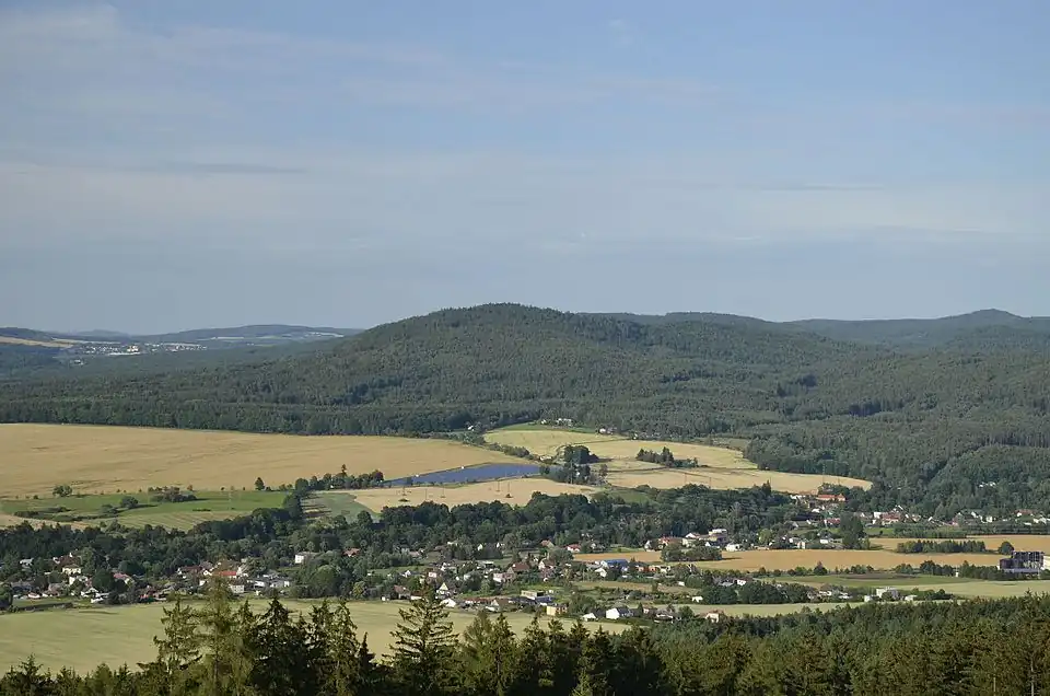 Mont Žďár (629 m) depuis le mont Kotel.Au premier plan Kamenný Újezd.