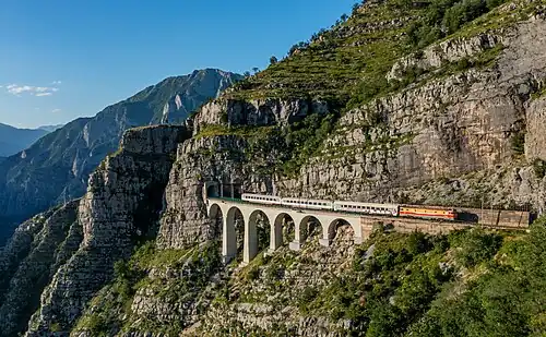 Train en approche de la gare de Lutovo dans le Monténégro sur la ligne ferroviaire Belgrade-Bar. Juin 2023.