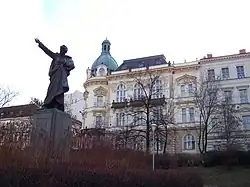 Žižkov, Place Havlíčkovo, statue de Karel Havlíček Borovský et mairie (photo 2011)