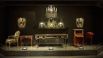 Mobilier et objets décoratifs.