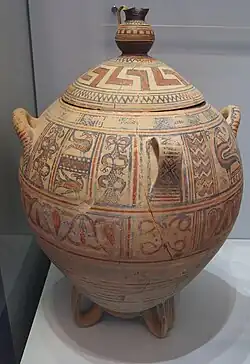 Pithos funéraire polychrome, Cnossos, première moitié du VIIe&nbsp;siècle&nbsp;av. J.-C. Musée archéologique d'Héraklion.