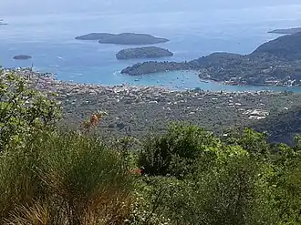 Nydrí devant la péninsule de Géni puis les îles de Madouri et Sparti ; îlot de Cheloni à gauche