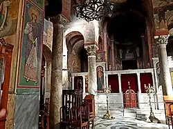 Vue du naos et du sanctuaire depuis le narthex intérieur