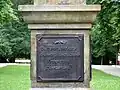 Plaque commémorative sur le socle.