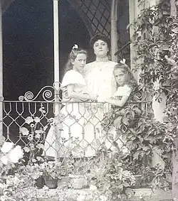Alice Barbi avec ses deux filles, Alexandra et Olga, au château de Stomersee vers 1900.
