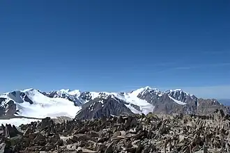 Vue du dôme des Trois Lacs (à droite).