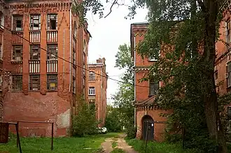 À gauche, le bas de l’ancienne façade ornée mais croulante a été réparée par un simple mur plein.