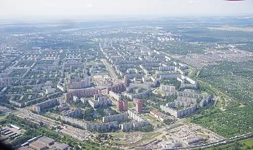 Photographie aérienne couleur d'un quartier comprenant de nombreux immeubles.