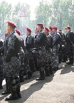 Berkouts montant la garde lors d'un match de football, 2007.