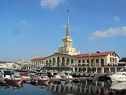 Bâtiment portuaire classé.