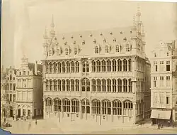 Bâtiment avant la construction des galeries et de la tour.