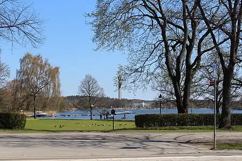 Baie de Djurgårdsbrunnsviken, au fond se trouve le parc Nobel.