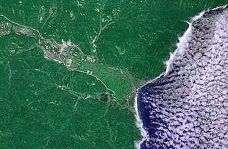 Baie de la Zerkalnaïa, sa vallée avec le village.