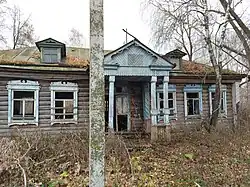 L'ancien bâtiment du conseil du village de Kossogory.