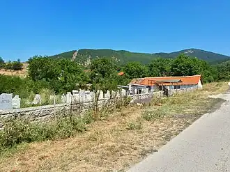Le cimetière du village à l'entrée du village