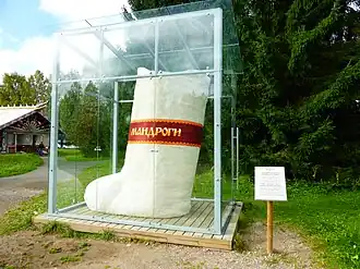 Botte géante dans une boîte en verre.