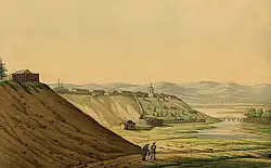 Peinture montrant depuis une vallée un village sur une colline en second plan avec des maisons en bois et une chapelle en bois, entourée d'une palissade. En bas dans la vallée se trouvent deux personnes qui parlent ainsi qu'une rivière à droite. En haut à gauche au premier plan se trouve une maison en bois sur une colline isolée.