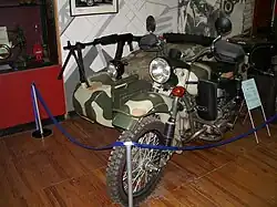 Comparaison avec son successeur, l'IMZ-8 1037, dans un musée russe