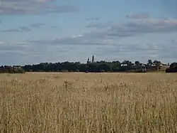 Vue du village depuis un champ.