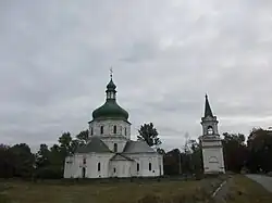 Son église avec son clocher.