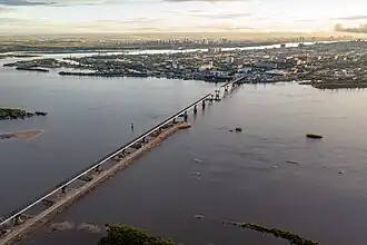 Blagovechtchensk avec la Zeïa en premier plan et l'Amour derrière.
