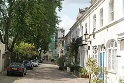 Photo actuelle d'une rue d'Ennismore Garden, avec des maisons victoriennes à façade blanche.