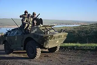 utilisant un véhicule BRDM-2.