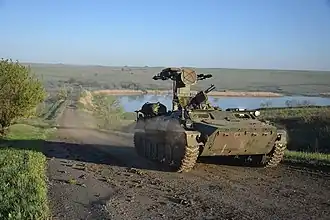 Utilisant un canon antiaérien 9K35 Strela-10.