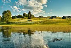 Maisons sur le rivage.