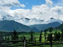 Vue de montagnes à l'est du village.