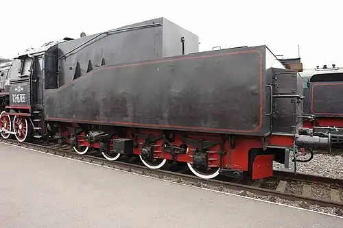 Tender de 30&nbsp;m3 à quatre essieux rigides.