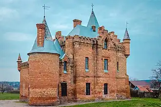 Côté latéral du château de Popov