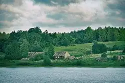 Maisons sur la berge.