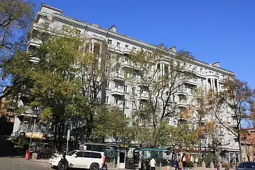 Bâtiment Le Grand Vladivostok, ou Cheval gris.