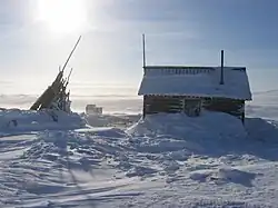 Refuge d'un éleveur de rennes dans la toundra.