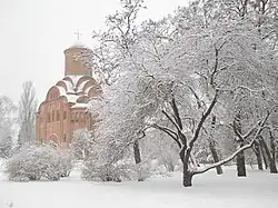 Photo montrant les environs enneigés, les toits de l'église sont couverts de neige