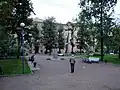 Vue du square devant l'ancien lycée impérial Alexandre, avec le buste de Lénine (1955) au milieu, remplaçant la statue de Pouchkine