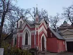 La petite chapelle catholique de style néogothique.