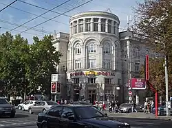 Bâtiment arrondi faisant l’angle entre deux boulevards, sur la façade se trouvent les inscriptions "Oficiul postal" (bureau de poste) et le numéro du bureau, MD-2012
