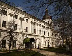 Les bâtiments du XVIIe côté cour.