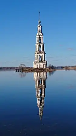 Le clocher de l'église Saint-Nicolas de Kaliazine submergée.