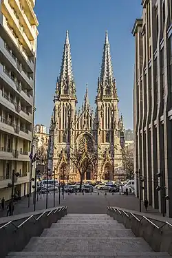 Perspective en direction de la cathédrale.