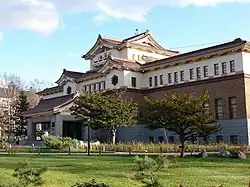 Vue de côté du musée.