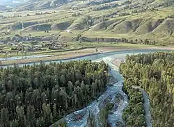 La confluence de la Koutcherla dans la Katoun avec un bout du village en haut à gauche.