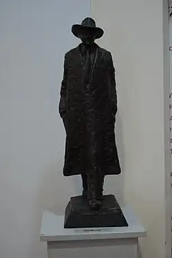 Statuette à l'effigie du poète.